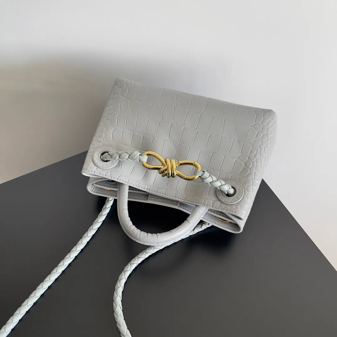 Batch 2880 BOTTEGA VENETA new women's crocodile leather ANDIAMO is shipped! ! ! As a classic model of the BV family, each innovation brings different surprises to fans. There are three ways to carry it with different makeup. Crocodile skin is called the gold in leather and is famous for its top luxury and rarity. During use, the luster of the crocodile skin will not fade or fade with time. No matter how long it is used, it will still remain new. And because each crocodile skin is different, the effect of each crocodile leather bag is different. Style number: 777614 Size: 22*9*15.5cm